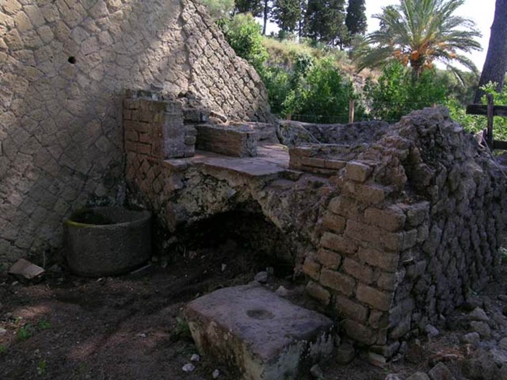 Ins. Or. II, 1ª, Herculaneum. June 2005. Room A. Oven with basin (e). Photo courtesy of Nicolas Monteix.
In the north wall of the bakery, reached by narrow stairs, was the access to rooms D, E, and F, at one time rather grand and only reached by the long corridor at Ins. Or. II.2.